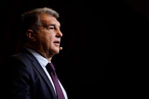 世体：拉波尔塔周一中午现身巴萨基地，待了20分钟后离开