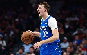 如何？弗拉格前三场场均16.7分6.3板3.3助 三项命中率44/33/100%