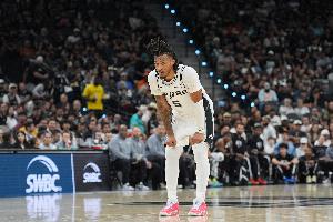 冲击力不错！卡斯尔半场5中3&罚球8中6拿到12分 另有1板2助1断