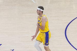 里夫斯连续5场场均砍34分&真实命中率68.7% 此前仅库里乔丹做到过