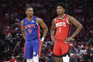 哪天换下衣服？赛季至今阿门&奥萨尔场均抢断&场均出手数完全一致