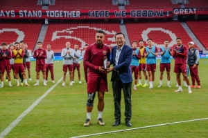 今天的官方训练开始前，上海海港为莱昂纳多和李帅举行颁奖仪式