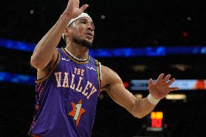 太阳主帅：布克持球无球端都需要做好 他能精准判断何时发起攻击