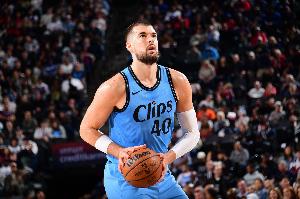 机会出来了没把握住！祖巴茨身后下手摁住球&与鲍威尔争球