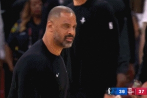 拉塞尔过掉谢泼德轻松上篮得分 乌度卡不满喊暂停