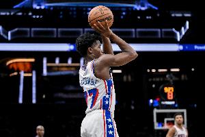 半场表现不算好！埃奇库姆上半场9中3 拿到8分5篮板2助攻