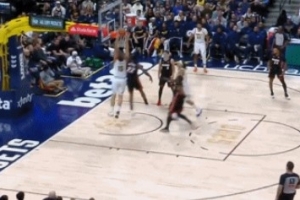 很努力啊！约基奇防守成功干扰球 随后快攻跟进完成双手暴扣