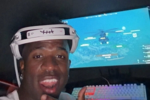 维尼修斯社媒晒打游戏照片，罗纳尔多海报出镜