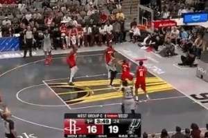 一抢四？！索汉三分不中 凯尔登从火箭4人之间抢到前场板补篮打停