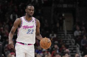 要当英雄？铁了一整场的维金斯命中三分再送抢断