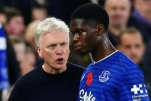 太阳报：球迷认为新援巴里表现不错，但球员下场时仍遭莫耶斯训斥