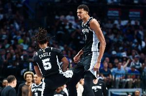 如入无人之境！卡斯尔轻松助飞文班亚马 无视防守连续空接暴扣