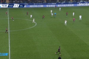 浪费良机！莱奥脚后跟精妙做球，普利西奇单刀面对门将打偏了
