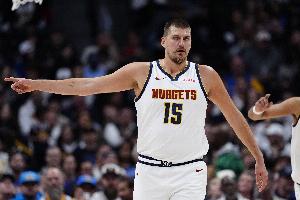 张佳玮：其他人习惯助攻逮着一个喂 约基奇主打雨露均沾&非常海王