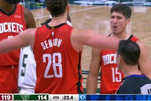 横！申京强吃特纳2+1杀死比赛！秀肌肉庆祝