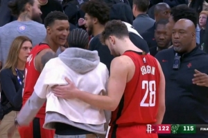 老队友了！小贾巴里和申京赛后和小凯文·波特寒暄叙旧