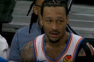 有点危险！杰林威飞扑JJJ三分被吹犯规 裁判回看补吹一级恶意