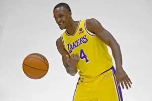 隆多：控卫要通过移动来控制节奏 传球只要合理就好无论花哨与否