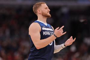 他扒拉我！迪文岑佐突破被努尔基奇打到面部 面具都被打掉