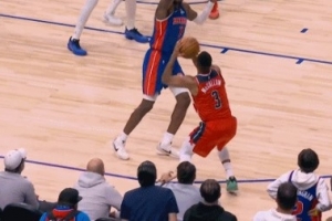 功亏一篑！麦科勒姆虚晃出机会 但绝杀三分投到篮板侧沿...