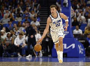 打得不错！小瓦格纳半场3投2中&罚球6中6 得到10分5板3助1帽