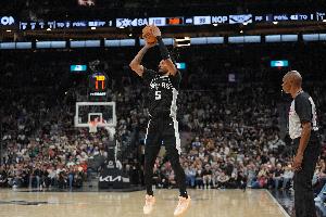 组织稳健！卡斯尔送出11次助攻&连续两场助攻上双 另有19分5板3断