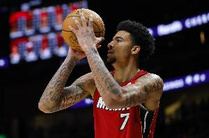 是个好板！小莫布里罚球不中韦尔抢板吹干扰球 裁判回看取消判罚