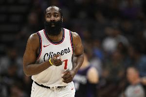 寻找队友帮助！哈登突破面对包夹助攻科林斯命中三分