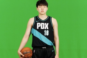 开拓者最新城市版球衣亮相 杨瀚森等四人携手出镜！