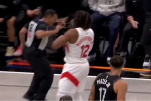 小迈克尔·波特上篮走步 裁判蹦蹦跳跳跑来模仿