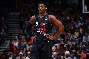 多余动作！克拉克斯顿空接后被巴雷特推出界 后者吃T