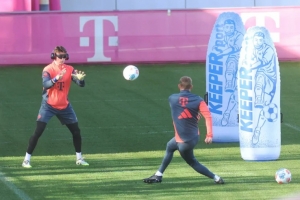 提升专注力！乌尔比希佩戴特制眼镜和耳罩进行训练