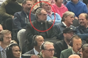 哈里森原来的座位坐着一位牧师！队记：独行侠铁了心要驱散心魔