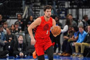 进攻高效！阿夫迪亚半场7中5拿到15分1板1断 首节11分