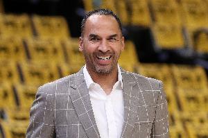 夸梅：哈里森就是个臭卖鞋的他对篮球狗屁不通 独行侠咎由自取！