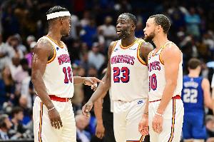 解说：库里疯狂表现让马刺双星的三双黯然失色 追梦让文班很别扭