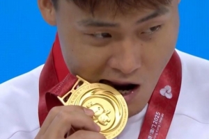 这次咬的是自己的！4年前的全运会上 赵睿曾咬过周琦的金牌