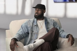 詹姆斯：我在赛前听歌时可能会根据比赛城市或对手选择不同音乐