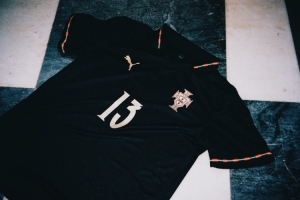 致敬传奇！葡萄牙正式发布尤西比奥纪念球衣