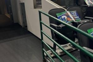 方便哈里森快速撤离！Stein：独行侠主场的便携式楼梯已被拆除