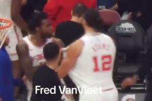 伊森昨日暂停疑似和海王冲突 两人互相拉拽 火箭队友一脸懵