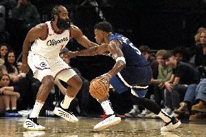 SI：森林狼正让爱德华兹研究巅峰期哈登 以便制造犯规获更多罚球